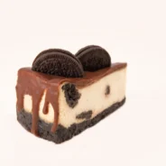 close-up-cheesecake-with-chocolate-cream-min